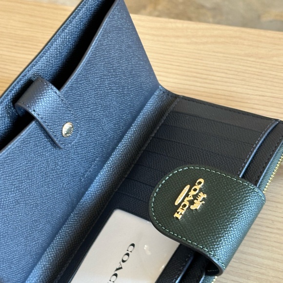 Coach - Picture 12 of 13